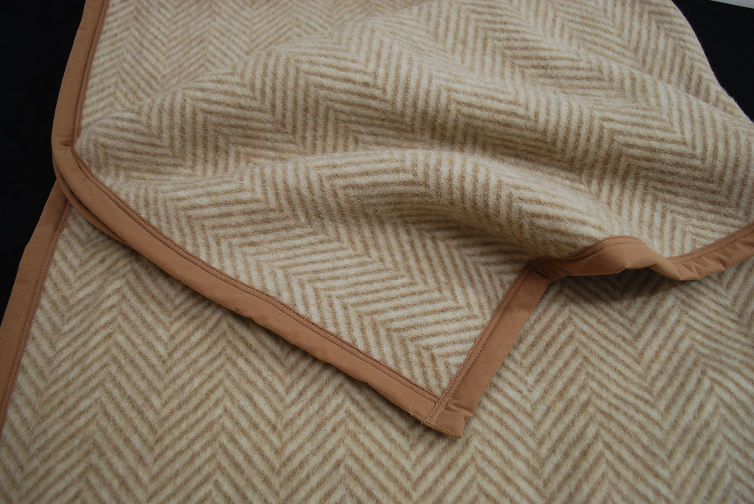 【国産】キャメル混ウール毛布 (毛羽部分)